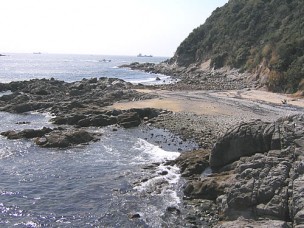 棚橋（たなばし）の浜より望む南風ヶ崎（まぜがさき）